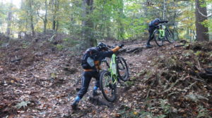 Schüler im Heseler Wald, unterwegs zum ersten Mountainbike-Schnuppertraining