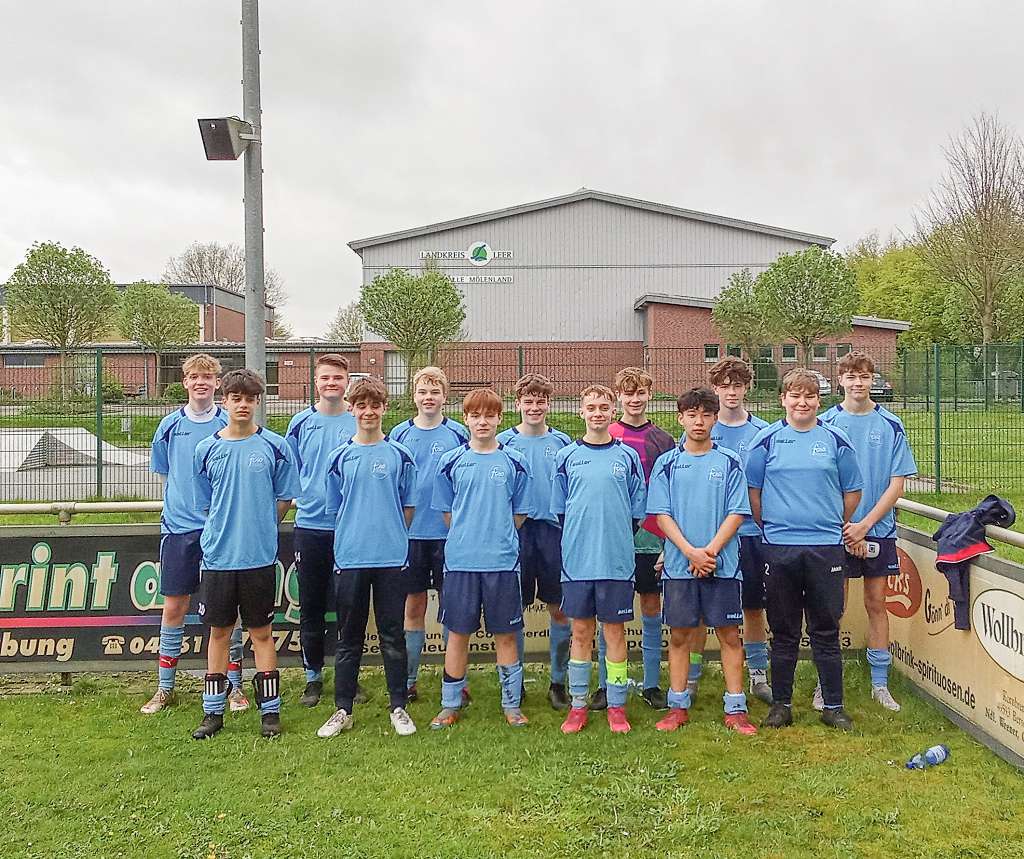 13 Schueler der FCSO Fußball-Schulmannschaft beim Turnier