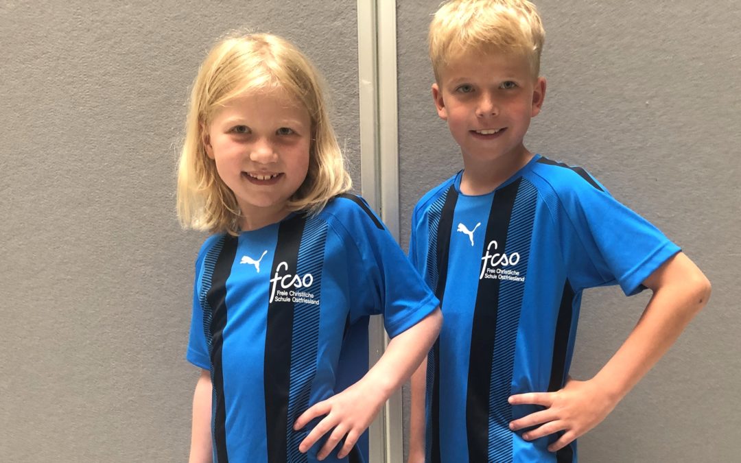 Iska und Moritz stellen neue Fußballtrikots vor