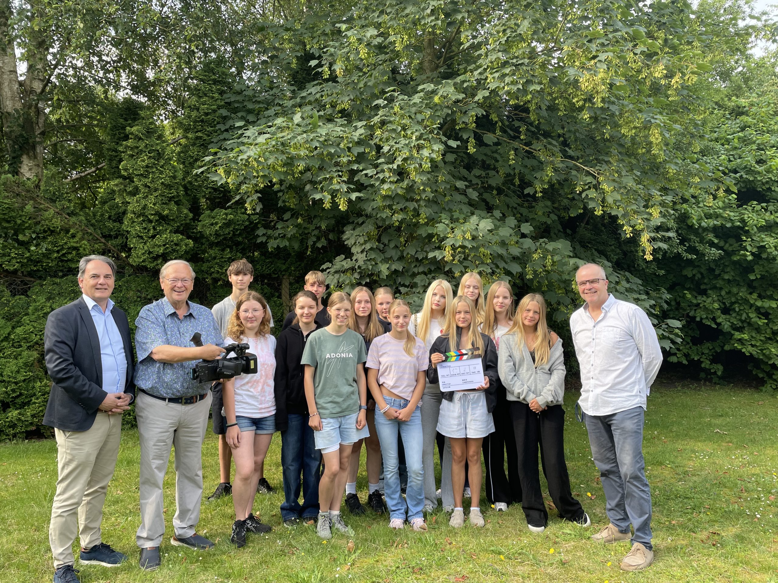 IMG_1709 Der WPK-Kurs des 8. Jahrgangs mit Spender Dieter Baumann, Vorstandsmitglied Hermann Rogge und Schulleiter der Primarstufe sowie Filmlehrer Johannes Köster.